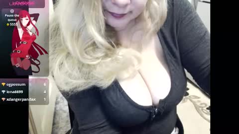 Snapshot of esra4u chatting on November 1, 6:37 am Esra online show from November 1, 6:37 am