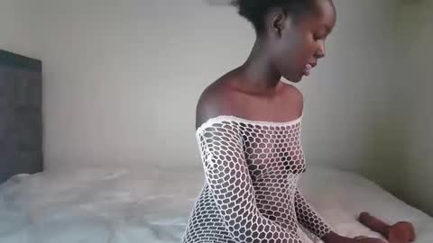 Snapshot of essypetite chatting on November 23, 10:37 am essypetite online show from November 23, 10:37 am