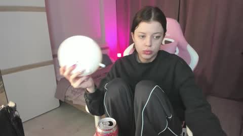 Snapshot of este_ria chatting on December 1, 10:21 pm esteria online show from December 1, 10:21 pm