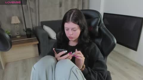 Snapshot of este_ria chatting on December 3, 6:49 pm esteria online show from December 3, 6:49 pm