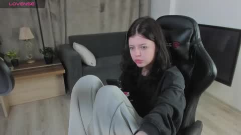 Snapshot of este_ria chatting on December 4, 12:19 am esteria online show from December 4, 12:19 am