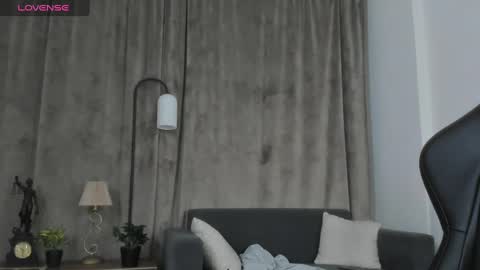 Snapshot of este_ria chatting on December 4, 6:33 am esteria online show from December 4, 6:33 am