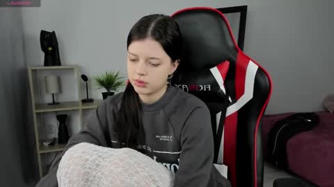 Snapshot of este_ria chatting on December 6, 12:02 am esteria online show from December 6, 12:02 am