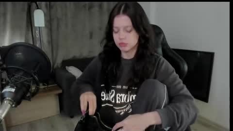 Snapshot of este_ria chatting on December 7, 9:22 pm esteria online show from December 7, 9:22 pm