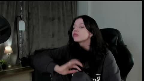 Snapshot of este_ria chatting on December 8, 12:29 am esteria online show from December 8, 12:29 am