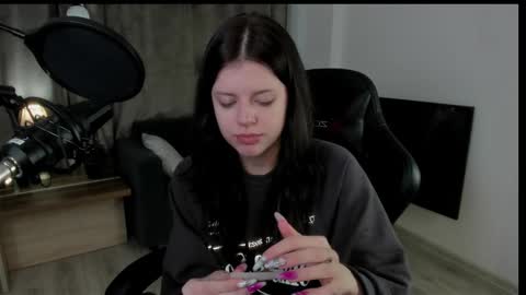 Snapshot of este_ria chatting on December 8, 9:35 am esteria online show from December 8, 9:35 am