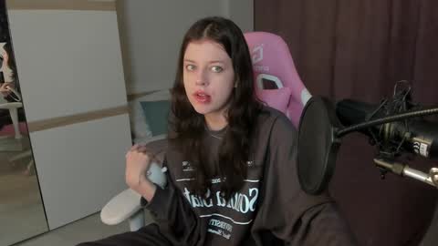 Snapshot of este_ria chatting on December 9, 1:29 am esteria online show from December 9, 1:29 am