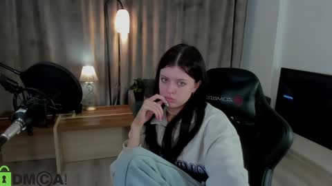 Snapshot of este_ria chatting on December 12, 4:04 am esteria online show from December 12, 4:04 am