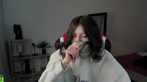 Snapshot of este_ria chatting on December 14, 9:13 pm esteria online show from December 14, 9:13 pm