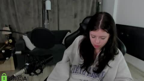 Snapshot of este_ria chatting on December 16, 4:23 am esteria online show from December 16, 4:23 am