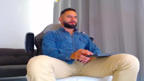 Snapshot of esteban7984068 chatting on November 18, 4:55 pm esteban online show from November 18, 4:55 pm