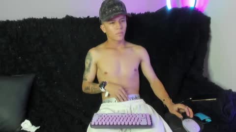 Snapshot of esteban__777 chatting on February 12, 3:01 am esteban__777 online show from February 12, 3:01 am