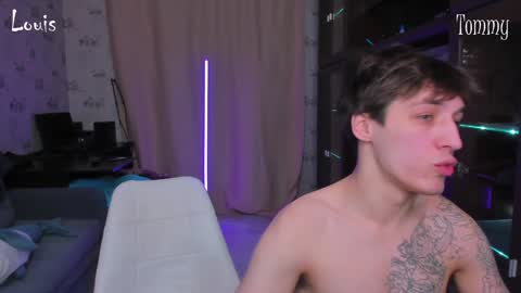 Snapshot of esthetics_boys chatting on December 22, 3:11 am LOUIS online show from December 22, 3:11 am