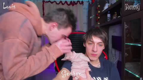 Snapshot of esthetics_boys chatting on January 2, 10:33 pm LOUIS online show from January 2, 10:33 pm