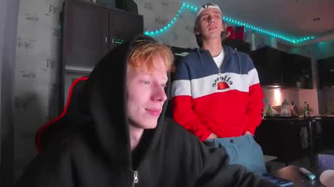 Snapshot of esthetics_boys chatting on October 3, 1:46 am LOUIS online show from October 3, 1:46 am