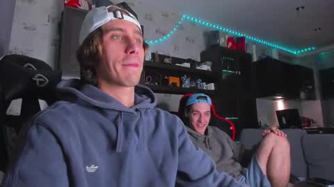 Snapshot of esthetics_boys chatting on October 4, 8:18 pm LOUIS online show from October 4, 8:18 pm