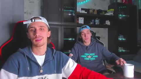 Snapshot of esthetics_boys chatting on November 2, 9:39 pm LOUIS online show from November 2, 9:39 pm