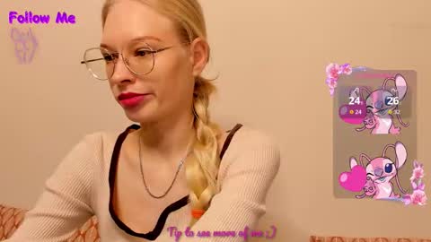 Snapshot of esty_siela chatting on October 25, 12:23 pm lets get to know each other better in pm online show from October 25, 12:23 pm