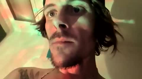 et528007 online show from March 5, 12:01 pm