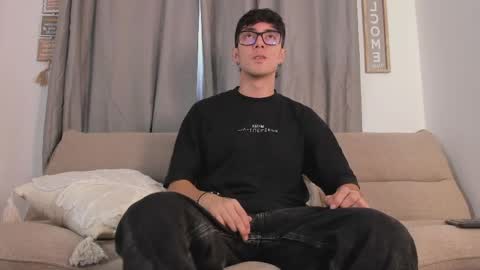 etham_wolf1 online show from March 30, 5:47 pm