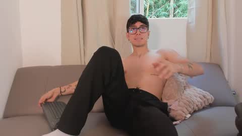 etham_wolf1 online show from March 31, 5:57 pm