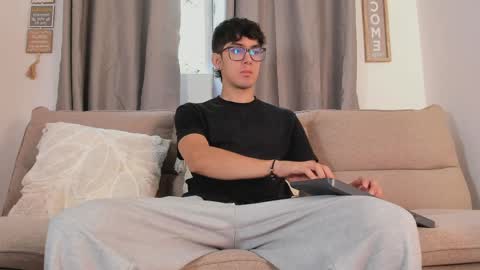 etham_wolf1 online show from April 4, 12:46 pm