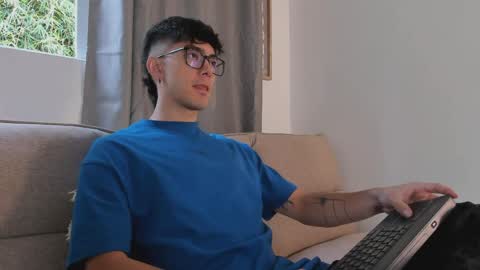 etham_wolf1 online show from April 5, 2:03 pm