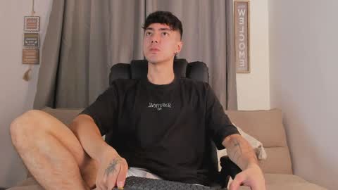 etham_wolf1 online show from April 6, 5:47 pm