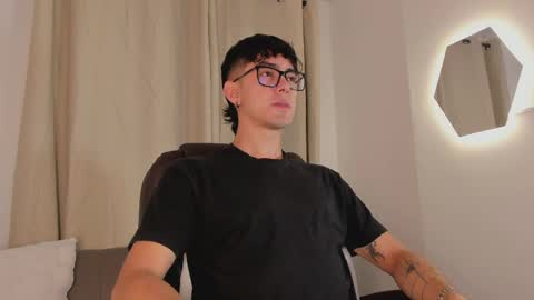 etham_wolf1 online show from April 8, 5:35 pm