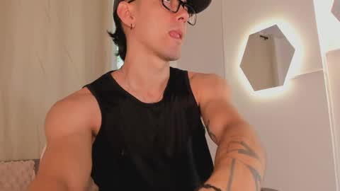 etham_wolf1 online show from April 9, 5:29 pm