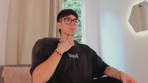 etham_wolf1 online show from April 15, 5:31 pm