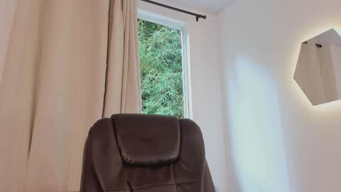 etham_wolf1 online show from April 15, 7:58 pm