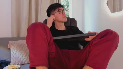 etham_wolf1 online show from April 16, 4:52 pm