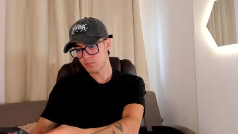 etham_wolf1 online show from April 17, 7:17 pm