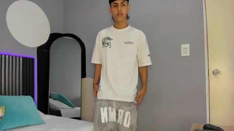 Snapshot of ethan_jamees chatting on January 17, 7:39 pm E T H A N online show from January 17, 7:39 pm