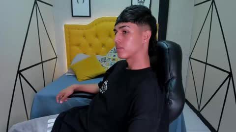 Snapshot of ethan_jamees chatting on February 6, 8:12 pm E T H A N online show from February 6, 8:12 pm