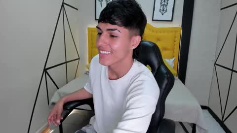 Snapshot of ethan_jamees chatting on February 25, 7:34 pm E T H A N online show from February 25, 7:34 pm