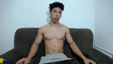 Snapshot of ethan_noir chatting on February 8, 11:24 pm Ethan Noir online show from February 8, 11:24 pm