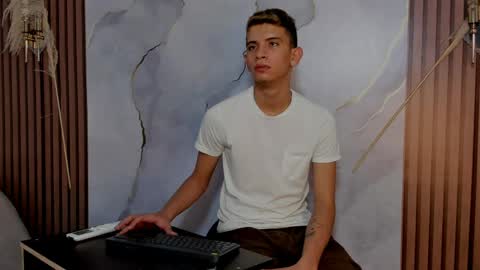 ethanhot_os online show from April 12, 11:43 pm