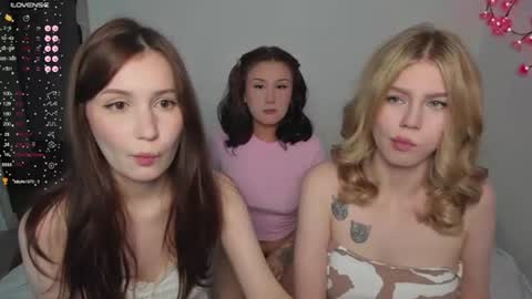Veronica Tiia Lilith left to right online show from July 8, 7:51 pm