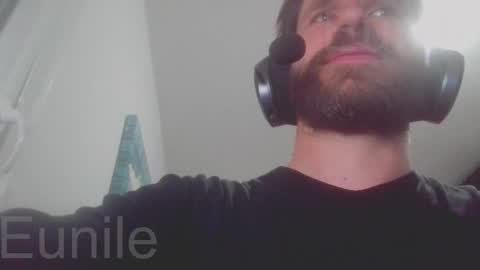 eunile online show from May 12, 7:00 pm