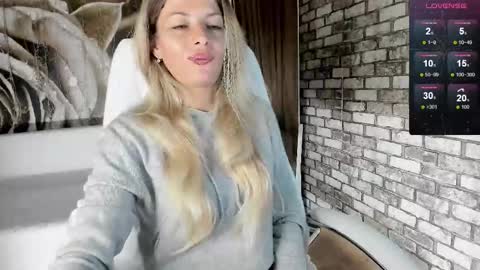 Snapshot of eva_melow chatting on September 27, 3:28 pm Eva online show from September 27, 3:28 pm