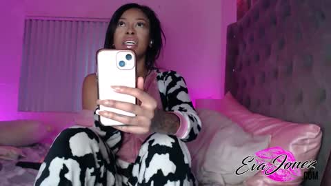 Snapshot of evajonez chatting on February 27, 1:38 am Eva online show from February 27, 1:38 am