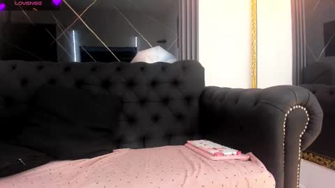 Snapshot of evaloviaa_ chatting on October 23, 1:21 pm Eva online show from October 23, 1:21 pm