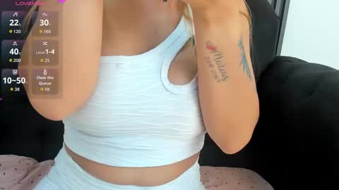 Snapshot of evaloviaa_ chatting on October 24, 1:40 pm Eva online show from October 24, 1:40 pm