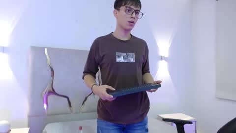 Snapshot of evan_tay chatting on January 17, 3:11 am evan_tay online show from January 17, 3:11 am