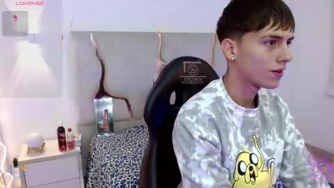 Snapshot of evan_tay chatting on February 11, 3:00 am evan_tay online show from February 11, 3:00 am