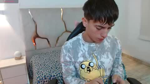 Snapshot of evan_tay chatting on February 18, 3:02 am evan_tay online show from February 18, 3:02 am