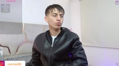 Snapshot of evan_tay chatting on March 2, 3:09 am evan_tay online show from March 2, 3:09 am