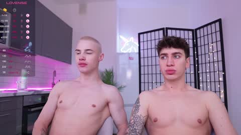 evan_white_ online show from December 2, 8:09 am